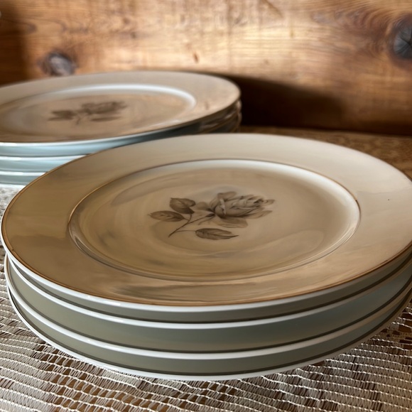 Queen Anne China Plate Set - Picture 3 of 5